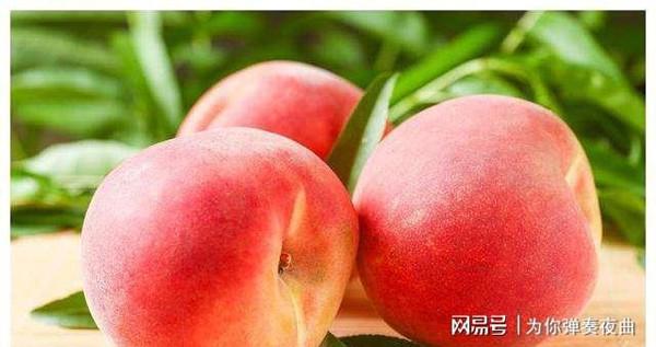 Đẹp da. Đào là một trong những loại quả thích hợp để dưỡng nhan. Nguyên nhân bởi chúng chứa lượng lớn nước, có tác dụng cấp ẩm, làm căng da. Đặc biệt, đào rất giàu vitamin C, mang lại hiệu quả chăm sóc da rõ rệt. Được biết, vitamin C là chất chống oxy hóa có thể giúp giảm nếp nhăn trên da, giảm tổn thương do tiếp xúc với ánh nắng mặt trời và môi trường bên ngoài. Ăn đào hợp lý chắc chắn có thể trì hoãn quá trình lão hóa da ở mức độ nhất định. (Ảnh: Aboluowang)