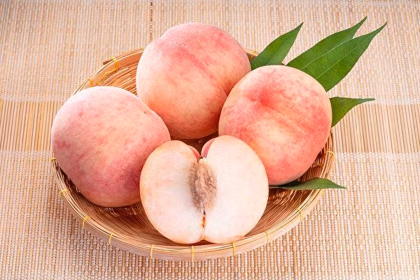 Đào có lợi cho sức khỏe song không thể ăn tùy tiện. Đặc biệt, 6 kiểu người này không nên ăn đào, bất chấp ăn nhiều có thể khiến cơ thể suy kiệt: (Ảnh minh họa)