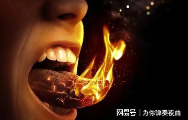 Người nóng trong. Y học cổ truyền Trung Quốc quan niệm đào là thực phẩm có tính ấm. Ăn nhiều đào sẽ khiến cơ thể sinh nhiều calo, dễ nổi nóng. Do vậy, người nóng trong nên cân nhắc khi ăn đào. (Ảnh: Aboluowang)