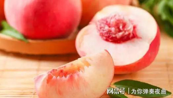 Nhuận tràng. Đào chứa nhiều chất xơ và pectin, có tác dụng kích thích nhu động đường tiêu hóa, hút nước trong ruột, hấp thu các chất độc hại khác để đào thải ra ngoài. Nhờ vậy, đào góp phần ngăn chặn các chất độc hại tích tụ, chống táo bón hiệu quả. (Ảnh: Aboluowang)