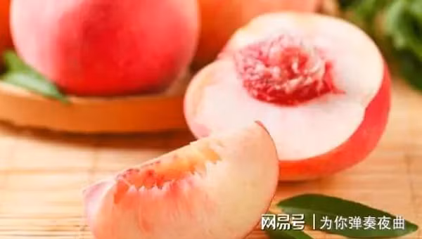 Nhuận tràng. Đào chứa nhiều chất xơ và pectin, có tác dụng kích thích nhu động đường tiêu hóa, hút nước trong ruột, hấp thu các chất độc hại khác để đào thải ra ngoài. Nhờ vậy, đào góp phần ngăn chặn các chất độc hại tích tụ, chống táo bón hiệu quả. (Ảnh: Aboluowang)