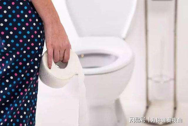  Bệnh nhân tiêu chảy. Đào bổ dưỡng song người tiêu chảy không nên ăn. Nguyên nhân bởi đào có tác dụng dưỡng ẩm đường ruột, lại chứa nhiều pectin. Ăn vào sẽ đẩy nhanh nhu động ruột, khiến tình trạng tiêu chảy trầm trọng hơn. (Ảnh: Aboluowang)