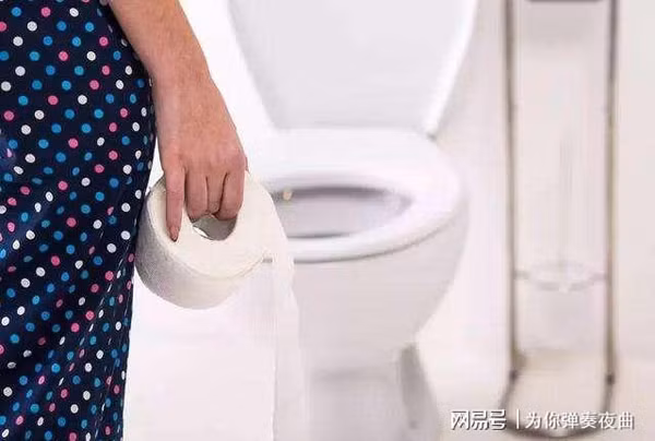  Bệnh nhân tiêu chảy. Đào bổ dưỡng song người tiêu chảy không nên ăn. Nguyên nhân bởi đào có tác dụng dưỡng ẩm đường ruột, lại chứa nhiều pectin. Ăn vào sẽ đẩy nhanh nhu động ruột, khiến tình trạng tiêu chảy trầm trọng hơn. (Ảnh: Aboluowang)