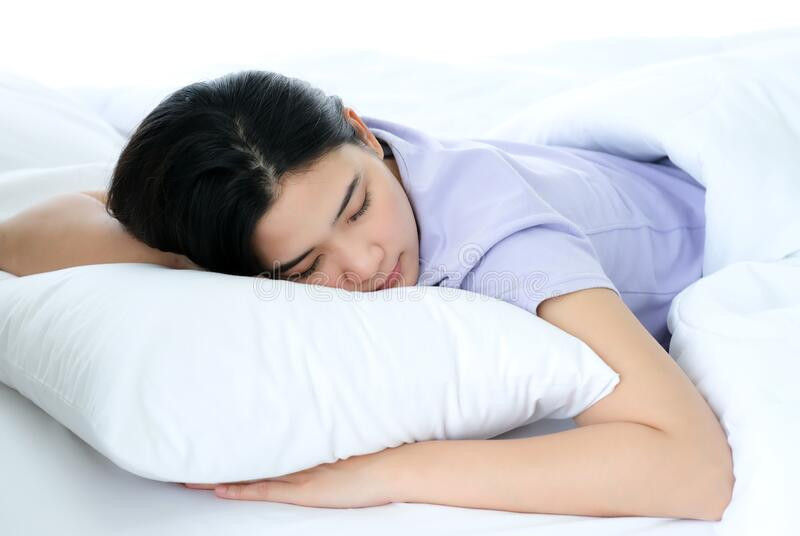 Nằm sấp khiến lưng dưới không được nâng đỡ, cổ lệch sang một bên làm cơn đau thắt lưng ngày càng trầm trọng hơn.