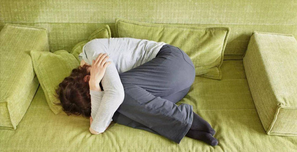 Tư thế cuộn tròn khi ngủ mang tới cảm giác an toàn, yên tâm. Tư thế ngủ cuộn tròn có thể làm giảm một số cơn đau thắt lưng, giảm đau lưng do các vấn đề về cơ hoặc chậu và giảm áp lực lên đĩa đệm. Tuy vậy, cách nằm này dễ ảnh hưởng sức khỏe vùng eo.