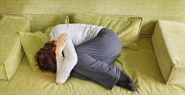 Tư thế cuộn tròn khi ngủ mang tới cảm giác an toàn, yên tâm. Tư thế ngủ cuộn tròn có thể làm giảm một số cơn đau thắt lưng, giảm đau lưng do các vấn đề về cơ hoặc chậu và giảm áp lực lên đĩa đệm. Tuy vậy, cách nằm này dễ ảnh hưởng sức khỏe vùng eo.