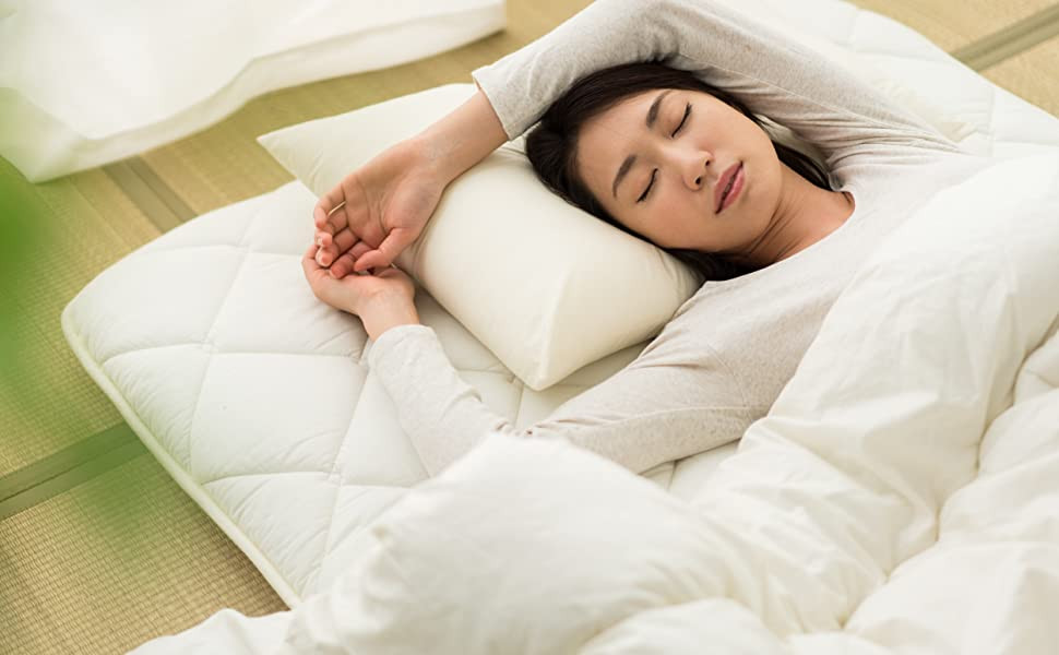 Đây cũng là tư thế ngủ được khuyến khích nhất. Ở trạng thái này, phần lưng dưới được thả lỏng, không bị gò bó, có điểm tựa và không bị đè lên cổ, rất thích hợp cho những người bị đau thắt lưng. Ảnh: Amazon.com.