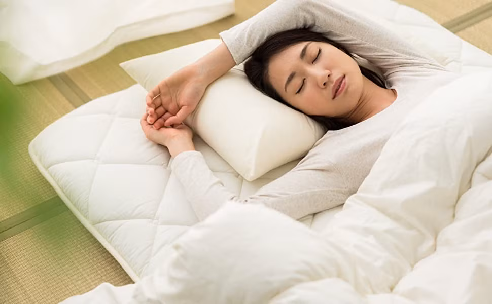 Đây cũng là tư thế ngủ được khuyến khích nhất. Ở trạng thái này, phần lưng dưới được thả lỏng, không bị gò bó, có điểm tựa và không bị đè lên cổ, rất thích hợp cho những người bị đau thắt lưng. Ảnh: Amazon.com.