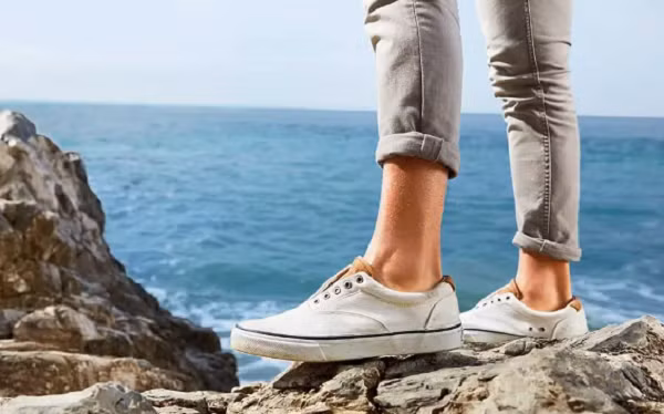 Nghiên cứu chỉ ra, mỗi ngày bàn chân có thể tiết ra 500ml mồ hôi. Đi giày không tất khiến chân trở nên ẩm ướt, bí bách. Duy trì tình trạng lâu ngày sẽ gây bệnh nấm da chân, viêm da. Ảnh: BI.