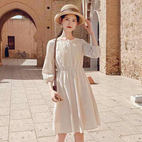 Váy có đường viền cổ nhỏ. Đường viền cổ áo cũng là chi tiết cần chú trọng trên váy. Nó có thể quyết định hiệu ứng của phần thân trên thanh thoát hay tù túng. Đặc biệt, người có phần thân trên thô, mập, đường viền cổ nhỏ càng tạo cảm giác bí bức, cục mịch. (Ảnh: Sohu)