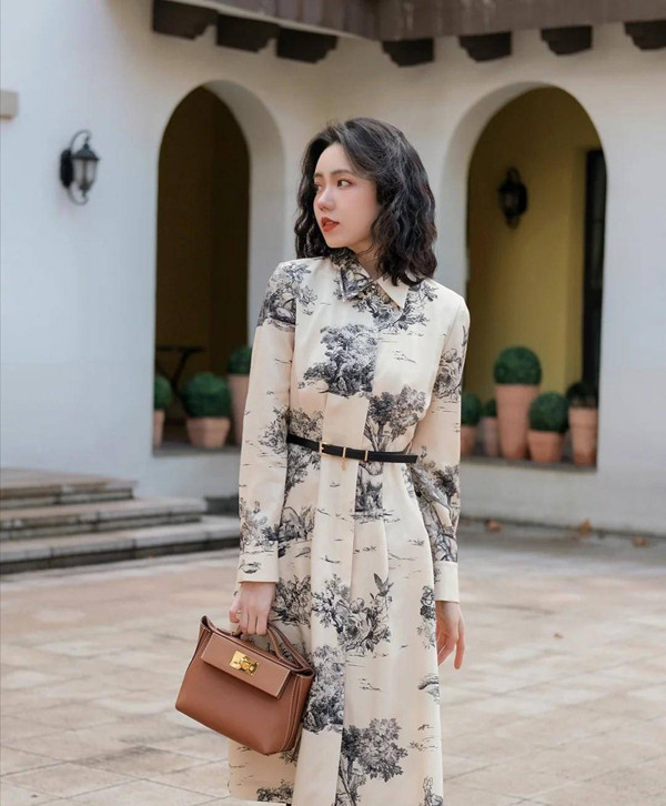 So với váy màu sắc sặc sỡ, bạn nên chọn kiểu váy thanh lịch, màu sáng, trang nhã. Màu sắc này giúp xoa dịu thị giác, nhìn lâu không gây cảm giác mệt mỏi, khó lỗi mốt. Đồng thời, chúng cũng thân thiện với những chị em sở hữu làn da vàng, ngăm đen. Khi mặc lên người, màu sắc này mang tới cảm giác thanh mát, hạ nhiệt ngày nóng. (Ảnh: Sohu)