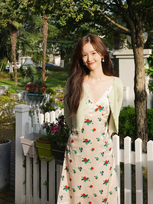 Thay vì mặc váy có đường viền cổ nhỏ, bạn nên chọn váy có phần cổ lớn như cổ chữ V, chữ U, cổ vuông... Trong số đó, cổ chữ V là kiểu cổ phổ biến nhất, giúp vùng da lộ ra ngoài vừa phải. (Ảnh: Sohu)