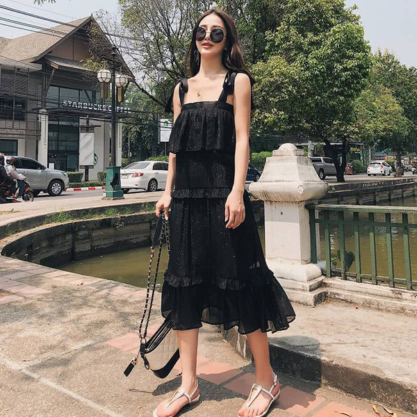 Váy thiết kế phức tạp. Theo đuổi xu hướng và cá tính, nhiều bạn gái chọn váy có thiết kế phức tạp. Ưu điểm của thiết kế này là tính thời thượng, nổi bật phong cách người mặc. Vậy nhưng, kiểu váy này lại rất dễ lỗi mốt, lên đồ cũng dễ tạo cảm giác lôi thôi. (Ảnh: Sohu)