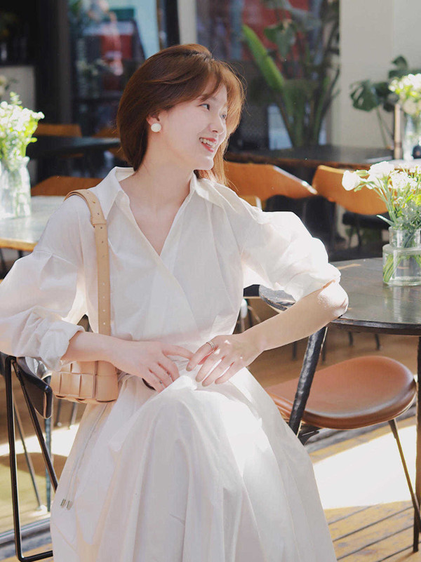 Thực tế, bản chất của thời trang nằm ở sự đơn giản. Phụ nữ tinh tế sẽ chọn kiểu váy có thiết kế đơn giản. Những chiếc váy này thoạt nhìn không có điểm nhấn nhưng càng nhìn càng thu hút, quyến rũ và lâu lỗi mốt. (Ảnh: Sohu)