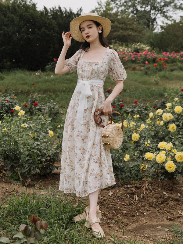 Kiểu cổ này không chỉ tôn lên vẻ thanh tú mà còn tạo hiệu ứng thị giác khuôn mặt nhỏ hơn. Kiểu cổ chữ V đặc biệt phù hợp với phụ nữ có khuôn mặt tròn và vuông. (Ảnh: Sohu)