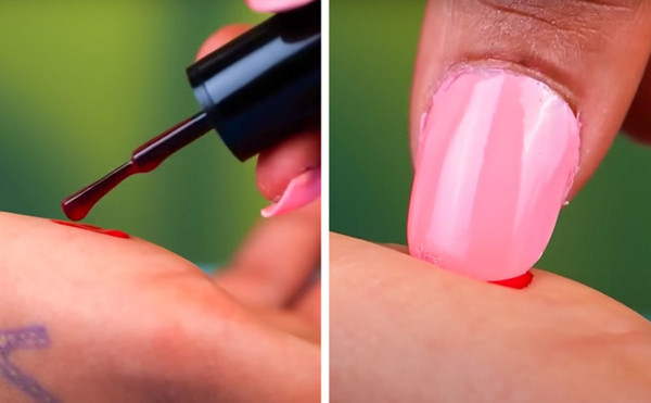 Muốn làm móng kiểu Pháp mà quá “đoảng”, bạn nên áp dụng mẹo làm đẹp đơn giản này. Khi thực hiện, bạn quét một lớp sơn móng lên bàn tay. Tiếp đó, nhấn đầu mỗi móng vào đó để tạo kiểu như ý.