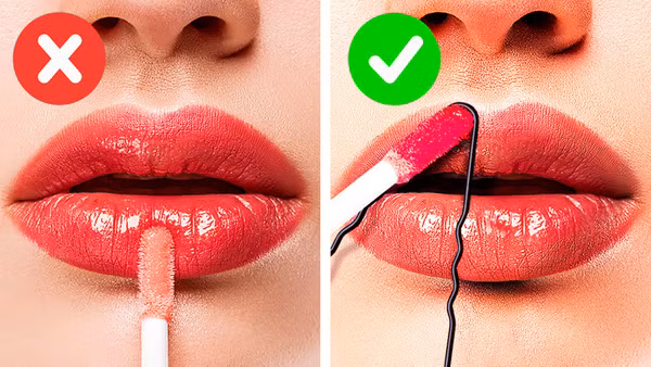 Son môi là món đồ không thể thiếu trong công cuộc làm đẹp của chị em. Tuy vậy, không phải ai cũng đủ tỉ mỉ để tô son mịn đều, không lem. Để việc tô son trở nên dễ dàng hơn, bạn gái nên áp dụng mẹo làm đẹp sau. Khi thực hiện, bạn dùng chiếc kẹp tóc, đặt lên môi rồi thoa màu bên trong. Kẹp tóc sẽ đảm bảo lớp trang điểm nằm dưới đường viền môi của bạn. (Nguồn: BS)