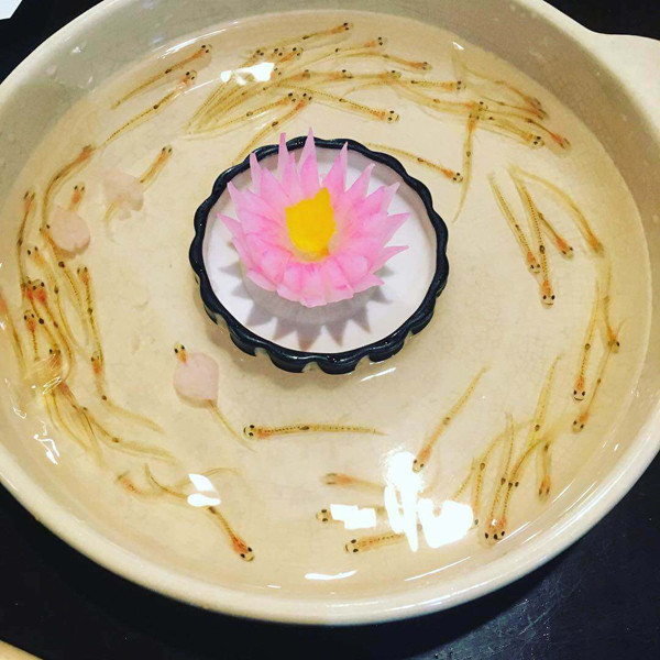 Thông thường, thực khách sẽ nhai kỹ trước khi nuốt để cảm nhận vị tươi ngọt của cá, tận hưởng cảm giác những chú cá “nhảy múa”, ngọ nguậy trong miệng. (Ảnh: Du lịch Việt)