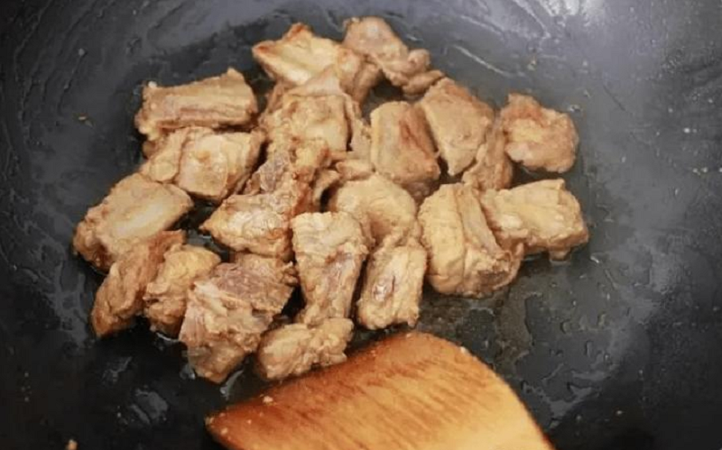 Nên chần qua sườn trước khi chiên để loại bỏ máu còn sót lại, chiên vừa để kích thích mùi thơm của sườn, vừa giúp món canh sườn thơm và nước trong hơn. (Ảnh: ABLW)