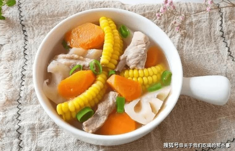 Đối với món canh sườn hầm chỉ được cho muối và hạt nêm, không được thêm gia vị nào khác. Ngoài ra, sau khi ngâm, chần, xào về cơ bản không còn mùi tanh, bạn chỉ cần dùng hành và gừng để khử hết mùi tanh và tăng mùi thơm cho canh xương. (Ảnh: ABLW)