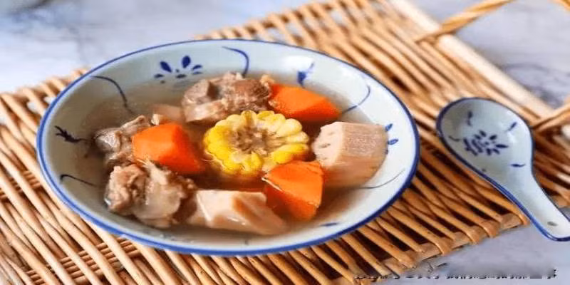 Dùng nước sôi để hầm canh sườn heo, không nên cho thêm nước lạnh, nếu không thịt sẽ bị khô, không mềm và không có vị của xương. (Ảnh: ABLW)