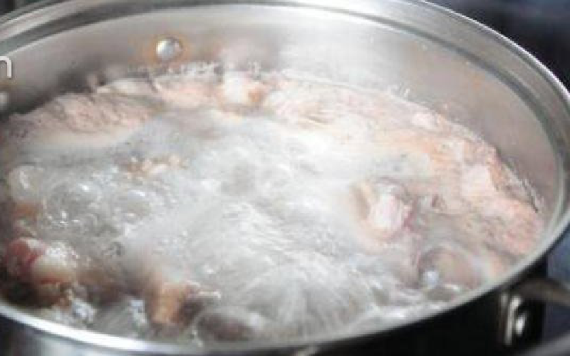 Bước 4: Đổ một lượng nước sôi thích hợp, đun sôi trên lửa lớn và trong 40 phút ở lửa nhỏ. Cà rốt, củ sen và ngô rửa sạch, sau đó bạn thái thành miếng rồi cho tất cả vào nồi, tiếp tục đun nhỏ lửa trong 20 phút. (Ảnh: Vietnamnet)