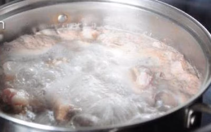 Bước 4: Đổ một lượng nước sôi thích hợp, đun sôi trên lửa lớn và trong 40 phút ở lửa nhỏ. Cà rốt, củ sen và ngô rửa sạch, sau đó bạn thái thành miếng rồi cho tất cả vào nồi, tiếp tục đun nhỏ lửa trong 20 phút. (Ảnh: Vietnamnet)