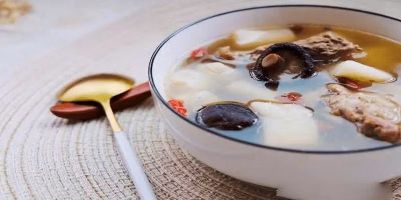 Những lưu ý khi chế biến xương: Không nên hầm trực tiếp xương, để loại bỏ huyết xương, bạn nên ngâm vào nước muối, khi nước chuyển sang màu trắng đục nghĩa là đã ngâm gần hết huyết. (Ảnh: ABLW)