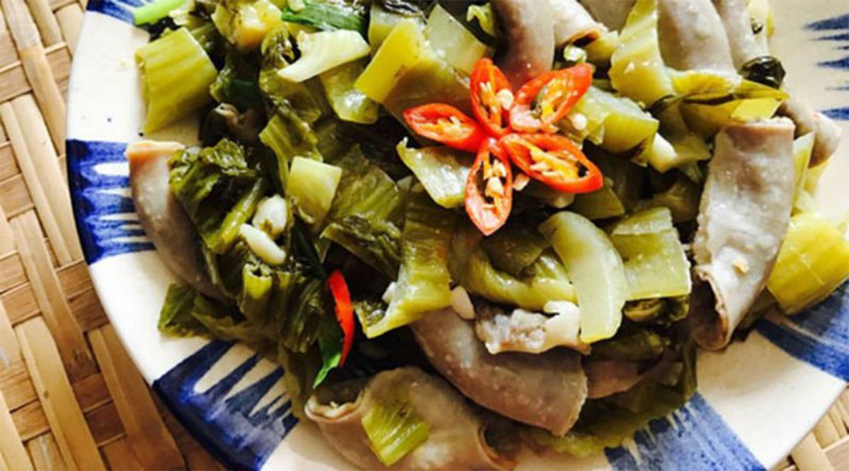 Lòng xào dưa dai ngon, đậm vị, rất được ưu ái trên bàn nhậu. Không những vậy, lòng xào dưa còn có giá vô cùng bình dân, chỉ khoảng trên dưới 30.000 đồng là có được suất ăn đầy ụ. Dai giòn, chua mát là vậy song ăn mãi cũng ngán. Ảnh: VOV.