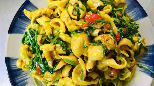 Lòng xào nghệ. Để làm lòng xào nghệ, ngoài nguyên liệu chính, bạn cần chuẩn bị nghệ tươi, hẹ, hành tím. Khi thực hiện, phi thơm hành tím với dầu ăn, cho lòng vào đảo đều. Tiếp đó, cho nghệ và nêm gia vị vừa ăn. Lòng chín có vị béo giòn, dai dai hòa quyện với vị đặc trưng của hẹ, thơm nồng và đầy màu sắc của nghệ. (Ảnh: Dienmayxanh)