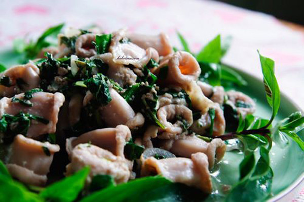 Lòng xào rau răm. Nếu như lòng xào sả ớt đượm mùi thơm nhẹ từ sả thì lòng xào rau răm tỏa mùi cay nồng của rau răm. Dù vậy, món ăn vẫn vô cùng hấp dẫn bởi độ săn bóng, giòn dai, béo béo của lòng, thích hợp lai rai trong những ngày mưa mát. (Ảnh: Lòng heo)