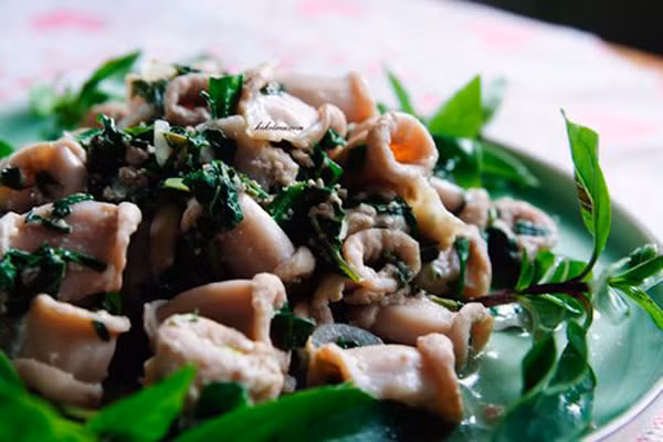 Lòng xào rau răm. Nếu như lòng xào sả ớt đượm mùi thơm nhẹ từ sả thì lòng xào rau răm tỏa mùi cay nồng của rau răm. Dù vậy, món ăn vẫn vô cùng hấp dẫn bởi độ săn bóng, giòn dai, béo béo của lòng, thích hợp lai rai trong những ngày mưa mát. (Ảnh: Lòng heo)