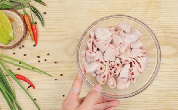 Lòng chứa nhiều chất bẩn nên cần làm thật kỹ. Khi sơ chế, bạn nên ngâm lòng trong giấm khoảng 7 phút rồi rửa nhiều lần bằng nước sạch. Tiếp đó, lộn mặt trong của lòng ra rồi thêm bột mì vào xoa đều. Bột mì hút chất bẩn, làm sạch tối đa, giúp lòng không còn mùi hôi. (Ảnh: Thichngon)