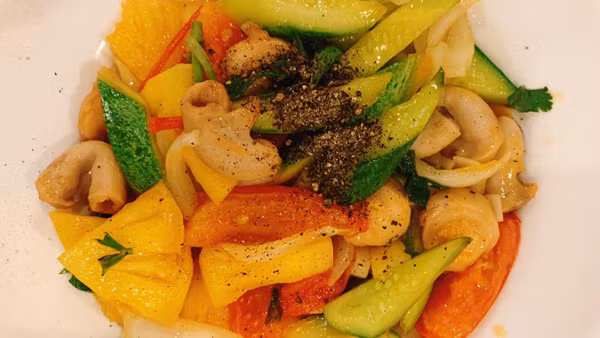 Sau khi sơ chế nguyên liệu, bạn cho dầu ăn vào chảo, gừng tỏi vào phi thơm rồi cho cà chua, dứa, mắm, ớt, đường vào đảo đều. Tiếp đó, cho lòng vào xào chung chừng 3 phút. Đợi lòng chín tới, rắc tiêu, lạc rang, rau răm lên trên đĩa lòng thành phẩm. Món ăn có vị béo béo, đậm đà kết hợp vị chua ngọt của cà chua và dứa rất đưa cơm. Ảnh minh họa.