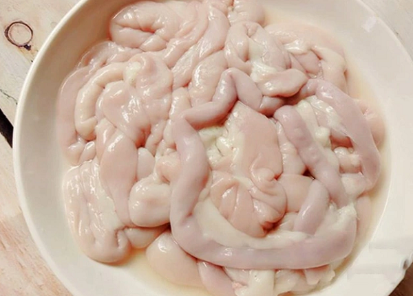 Lòng xào chua ngọt. Để lòng xào chua ngọt chuẩn vị, bạn nên chọn lòng non có phần ruột căng tròn, màu hồng tươi. Bóp nhẹ sẽ có dịch màu trắng sữa, không tanh chảy ra. (Ảnh: Dân trí)