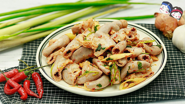 Lòng heo xào sả ớt sau khi hoàn tất sẽ có mùi thơm hấp dẫn của sả. Khi ăn, người dùng sẽ cảm nhận được vị dai mềm vừa phải của lòng hòa cùng chút cay cay, nồng nồng, thơm thơm của sả và ớt. (Ảnh: Ẩm thực vùng miền)