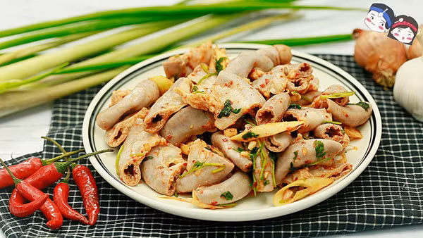 Lòng heo xào sả ớt sau khi hoàn tất sẽ có mùi thơm hấp dẫn của sả. Khi ăn, người dùng sẽ cảm nhận được vị dai mềm vừa phải của lòng hòa cùng chút cay cay, nồng nồng, thơm thơm của sả và ớt. (Ảnh: Ẩm thực vùng miền)