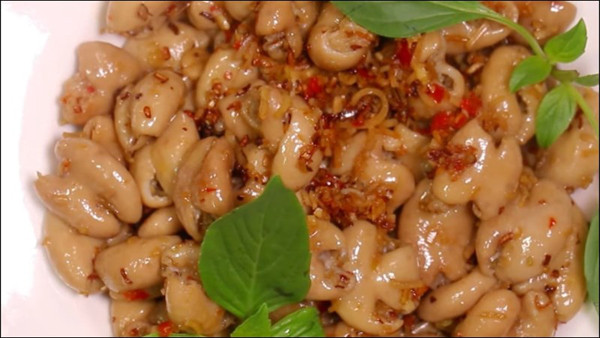 Lòng xào sả ớt. Để làm món lòng xào sả ớt, nguyên liệu bắt buộc gồm có lòng, sả, tỏi, hạt nêm, nước mắm, đường và bột ngọt. Cách chế biến tương tự như lòng xào nghệ. (Ảnh: Dienmayxanh)