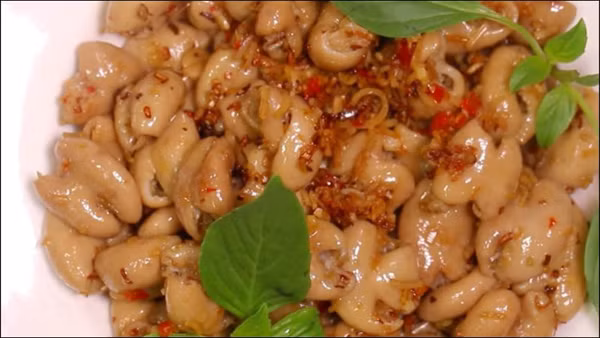 Lòng xào sả ớt. Để làm món lòng xào sả ớt, nguyên liệu bắt buộc gồm có lòng, sả, tỏi, hạt nêm, nước mắm, đường và bột ngọt. Cách chế biến tương tự như lòng xào nghệ. (Ảnh: Dienmayxanh)