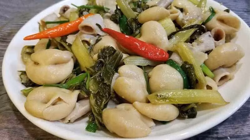 Để đổi món, bạn có thể chế biến lòng lợn với những nguyên liệu dưới đây. Chúng đều dễ kiếm và hấp dẫn, được nhiều người yêu thích. Ảnh: Bachhoaxanh.