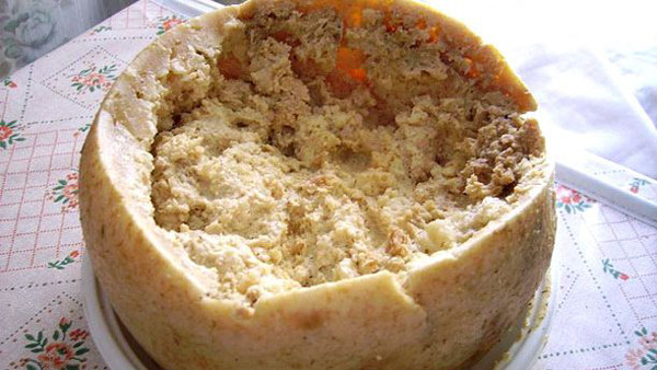 Quá trình chế biến, sữa cừu sẽ được làm nóng rồi đổ khuôn trong vòng 3 tuần để tạo khối. Khi thành hình, lớp vỏ sẽ được cắt ra, mời gọi ruồi đen piophila casei xâm nhập và đẻ trứng.