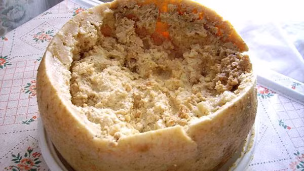 Quá trình chế biến, sữa cừu sẽ được làm nóng rồi đổ khuôn trong vòng 3 tuần để tạo khối. Khi thành hình, lớp vỏ sẽ được cắt ra, mời gọi ruồi đen piophila casei xâm nhập và đẻ trứng.