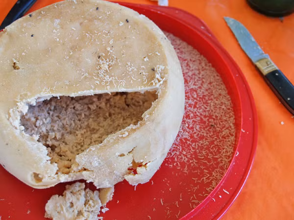 Những ấu trùng ruồi đen có sức “chiến đấu” rất mạnh. Chúng có thể bật nhảy cao tới 15cm. Vì lý do này, thực khách thường được khuyên che mặt khi ăn, tránh những chú giòi quấy rầy, bám lên mặt, mũi.