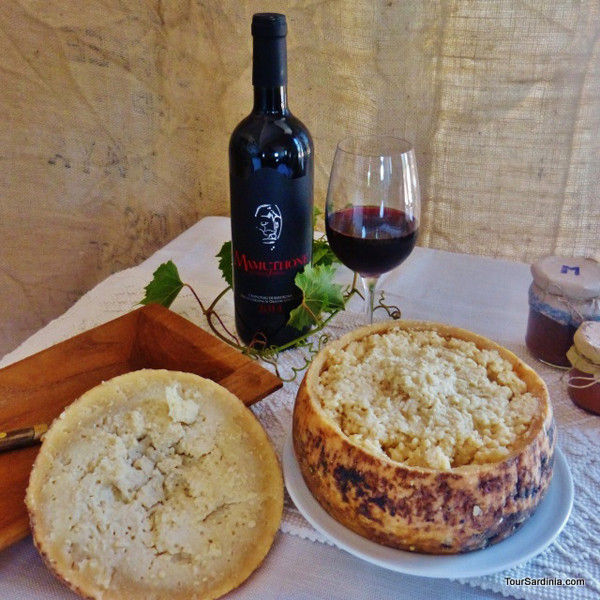 Lúc này, kết cấu của pho mát sẽ trở nên mềm mịn, với một chất lỏng (gọi là lagrima) thấm ra ngoài. Thành phẩm chính là những con giòi có màu trắng mờ, dài khoảng 8mm.