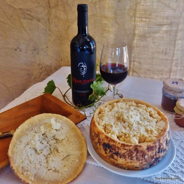 Lúc này, kết cấu của pho mát sẽ trở nên mềm mịn, với một chất lỏng (gọi là lagrima) thấm ra ngoài. Thành phẩm chính là những con giòi có màu trắng mờ, dài khoảng 8mm.