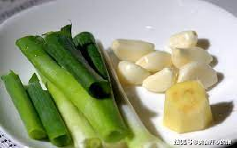 Cách làm món cá sốt: Chuẩn bị 1 con cá trắm cỏ, bột năng, hành lá, gừng, tỏi, rau mùi, xì dầu, dầu hào, rượu nấu ăn, muối, đường, ớt. (Ảnh: Internet)