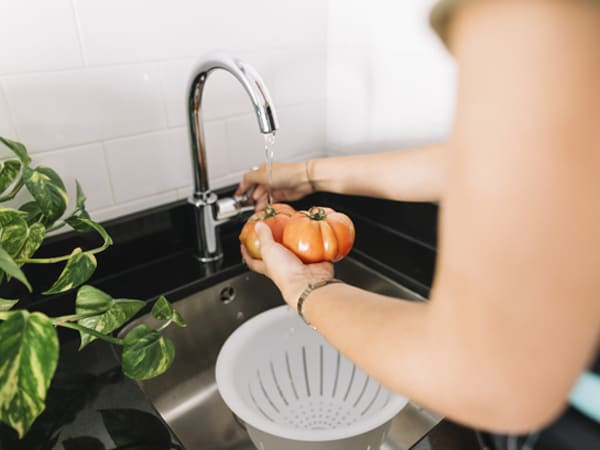 Hoạt chất của sản phẩm tẩy rửa rau quả là chất hoạt động bề mặt, có thể giúp loại bỏ thuốc trừ sâu ngấm vào lớp sáp. Sử dụng những sản phẩm này, bạn cần chú ý rửa sạch, tránh để cặn hóa chất đọng lại trên thực phẩm. Ảnh: Boldsky.