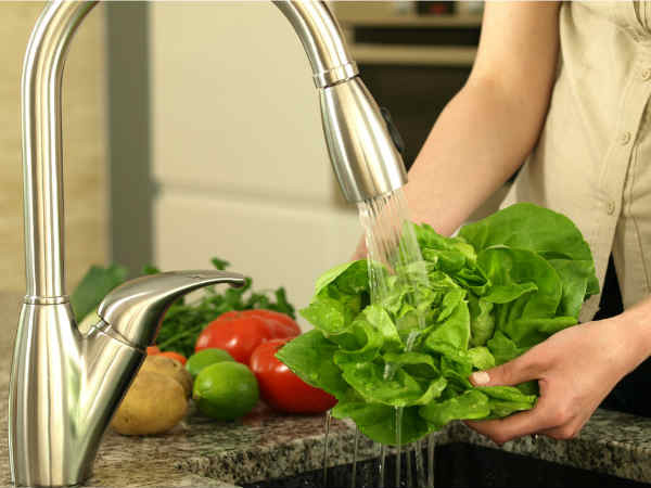 Để rửa rau an toàn, bạn có thể tham khảo những cách làm sạch dưới đây. Ảnh: Boldsky.