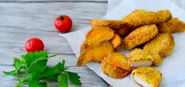 Thực phẩm giàu chất béo. Thực phẩm giàu chất béo như khoai tây chiên, gà rán, thịt lợn kho... rất được lòng người ăn nhờ hương vị và màu sắc hấp dẫn. Vậy nhưng, đây lại là nhóm thực phẩm không nên ăn nhiều. Khi đi vào cơ thể, các chất trong chúng sẽ làm tăng gánh nặng cho gan, gây hại sức khỏe tổng thể.