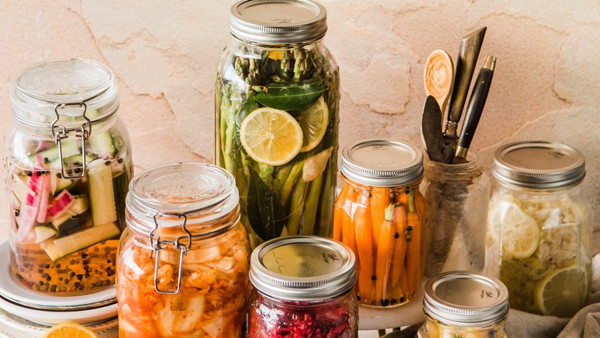 Khi đi vào cơ thể, nitrit có thể làm tổn thương niêm mạc dạ dày, gây viêm dạ dày mãn tính. Nitrit được chuyển hóa ở gan, tạo thành nitrosamine. Nitrosamine là chất gây ung thư, có thể gây hại cho sức khỏe gan, gây thoái hóa và suy giảm tế bào gan, thậm chí gây ung thư gan.